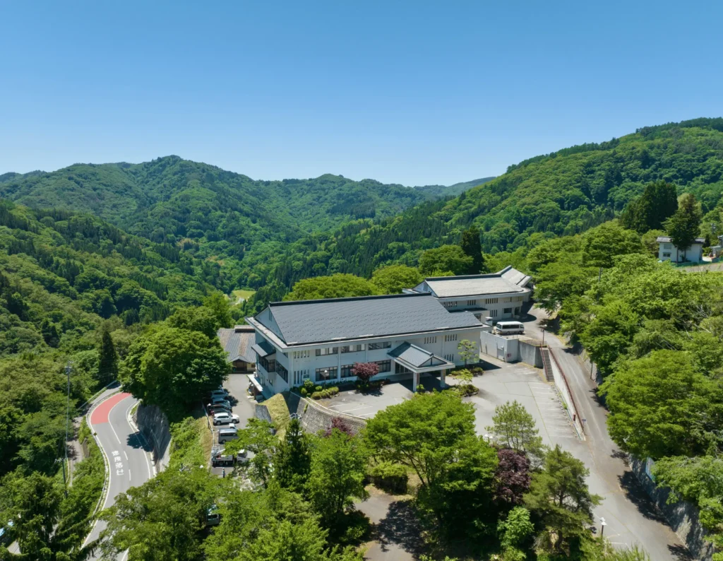 明日香荘の外観と八坂の景色