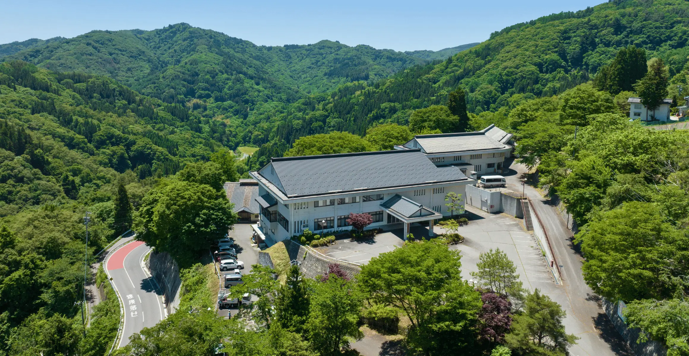 明日香荘の外観と八坂の景色